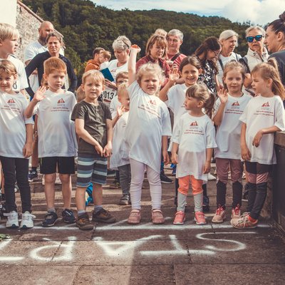 Bambini-Lauf Kinder warten am Start und winken beim Stolberger Schloss-Lauf am Schloss Stolberg.